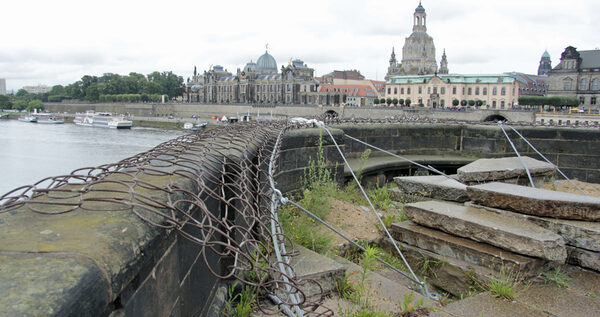 Stahlnetz über der Brückenbrüstung