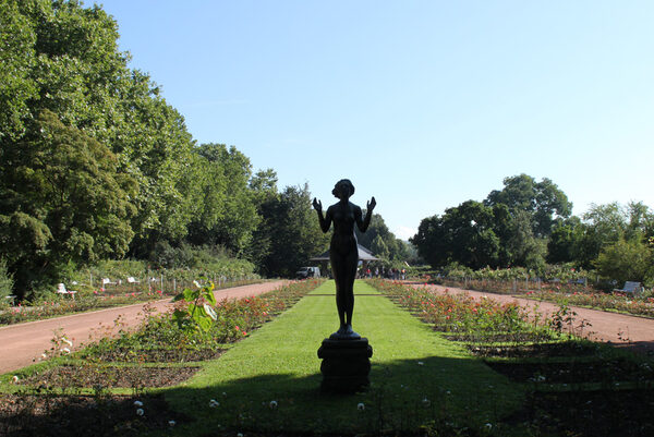 Skulptur im Rosengarten