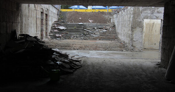 Blick aus dem Tunnel auf kaputte Treppe
