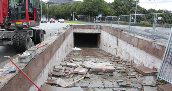 Blick über kaputte Rampe Richtung Tunnel