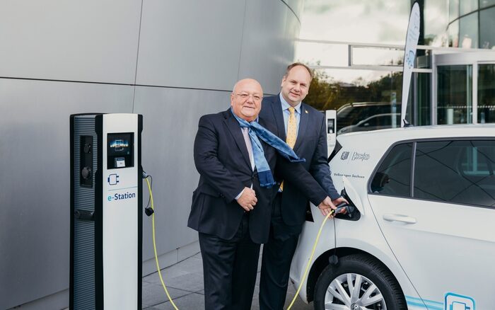 Symbolisch für den gemeinsamen Weg in die Zukunft: (v.l.) Prof. Dr. Siegfried Fiebig, Sprecher der Geschäftsführung von Volkswagen Sachsen, und Dresdens Oberbürgermeister Dirk Hilbert schließen gemeinsam Stromquelle an e-Golf an.