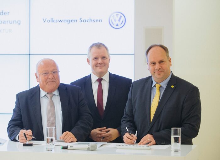 Unterzeichnung der Kooperationsvereinbarung: (v.l.) Prof. Dr. Siegfried Fiebig, Sprecher der Geschäftsführung von Volkswagen Sachsen, Kai Siedlatzek ,Geschäftsführung Finanz und Controlling, und Dresdens Oberbürgermeister Dirk Hilbert vereinbaren Partnerschaft