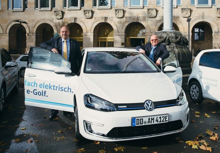 Abfahrt vor der Goldenen Pforte am Rathaus: (v.l.) Dresdens Oberbürgermeister Dirk Hilbert und Prof. Dr. Siegfried Fiebig, Sprecher der Geschäftsführung von Volkswagen Sachsen fahren im e-Golf zur Gläsernen Manufaktur