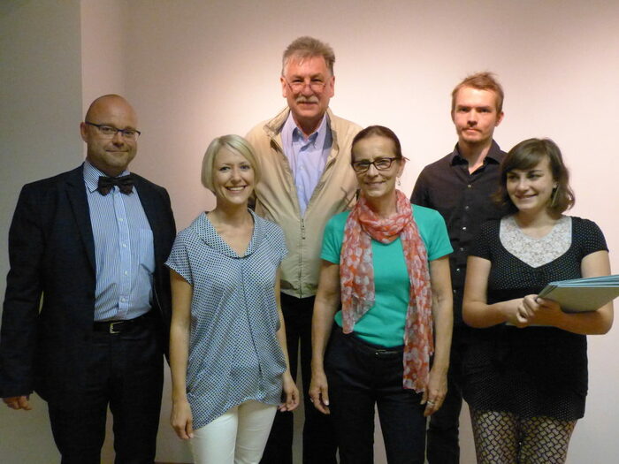 Übergabe der Unterlagen an das Stadtarchiv Dresden. Thomas Kübler (Stadtarchiv Dresden), Janine Schütz (Sächsische Staatstheater/Historisches Archiv), Prof. Dr. Bernhard Post (Landesarchiv Thüringen), Bettina Post, Konstantin Müller, Alina Özyurt (Finderin), v.l.n.r.