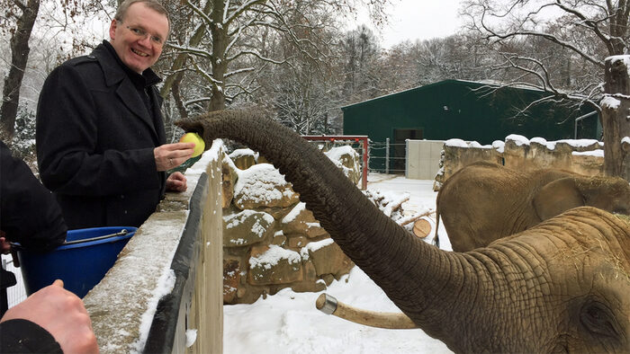 Detelf Sittel füttert Elefant mit Apfel