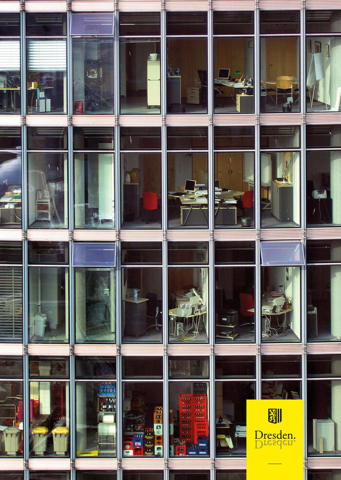 „Strukturierte Arbeitswelt“ - Blick durch die Glasfassade eines Bürogebäudes