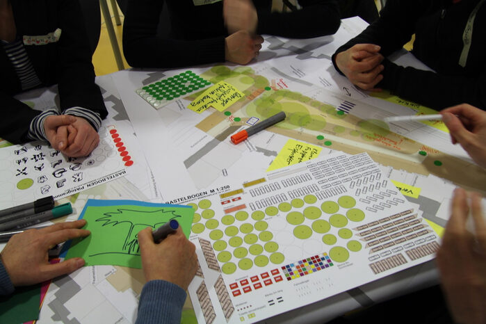 Tisch mit Zetteln und Zeichnungen