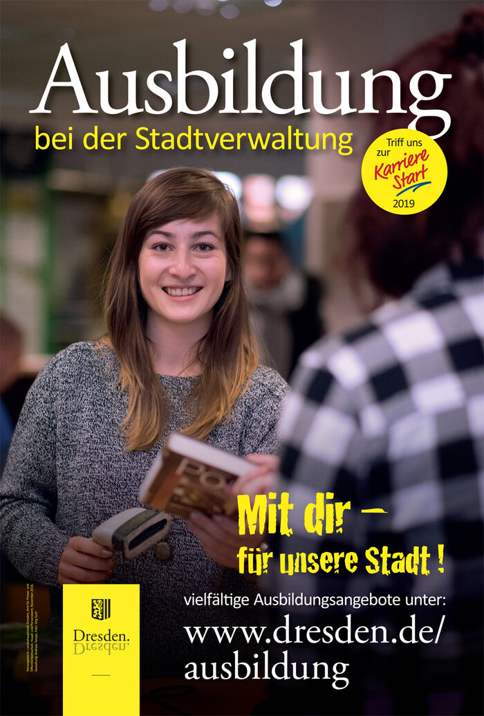 Plakatmotiv Ausbildung bei der Stadtverwaltung - junge Frau mit Buch in der Hand