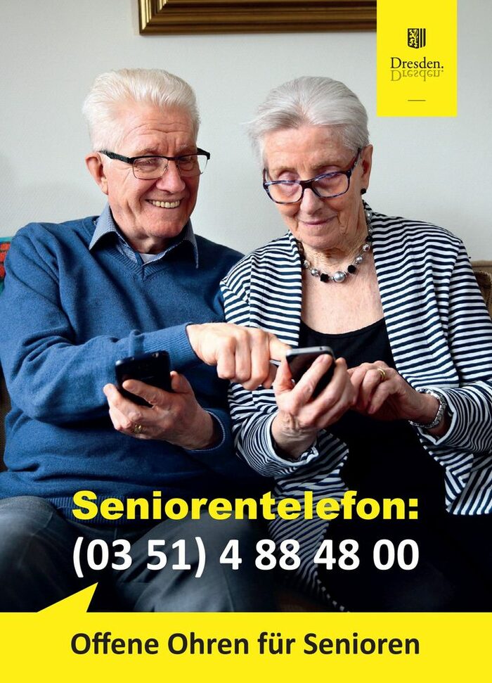 Zwei Senioren mit Handys, Schriftzug: Seniorentelefon: 0351-4884800, Offene Ohren für Senioren