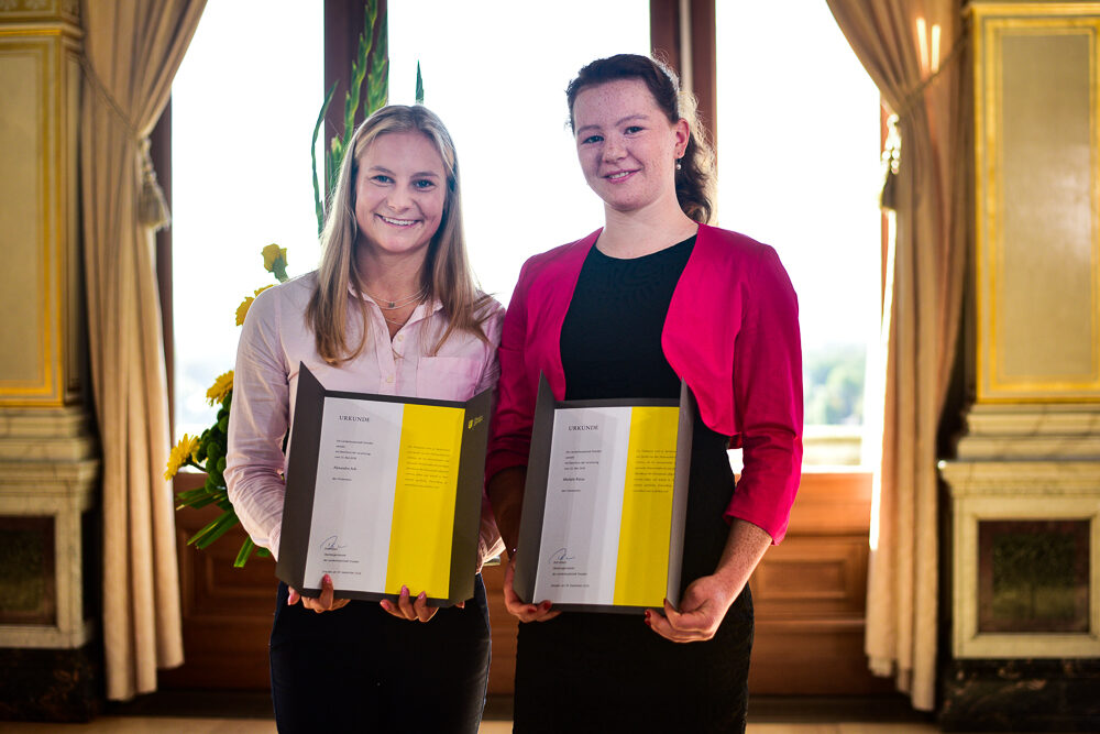 v.l.: Alexandra Arlt und Michele Rütze mit Urkunden