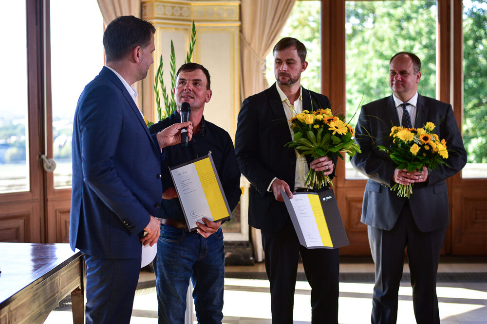 Rene Kindermann (Moderator), Steffen Zeibig und Alexander Schiffler, OB Hilbert.