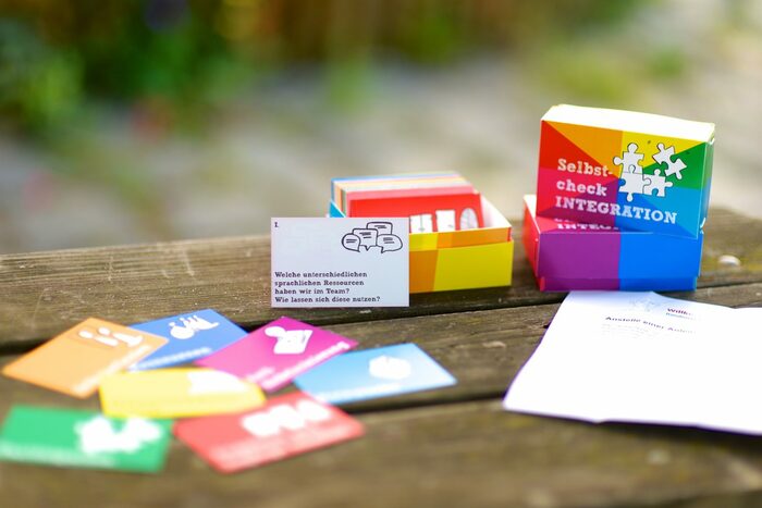 Kartenkästchen mit bunten Fragekarten