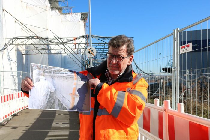 Prof. Koettnitz mit Foto auf der Baustelle Brücke Alberthafen