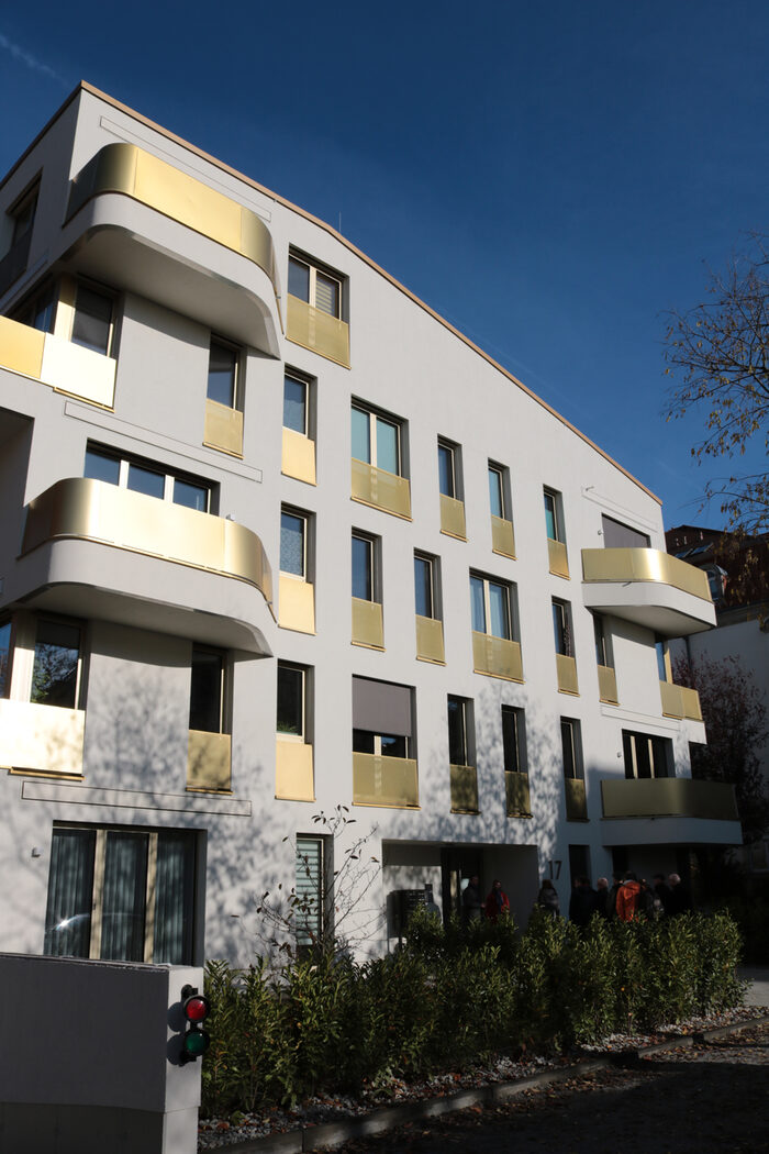 modernes dreistöckiges Haus mit goldfarbenen Balkonen