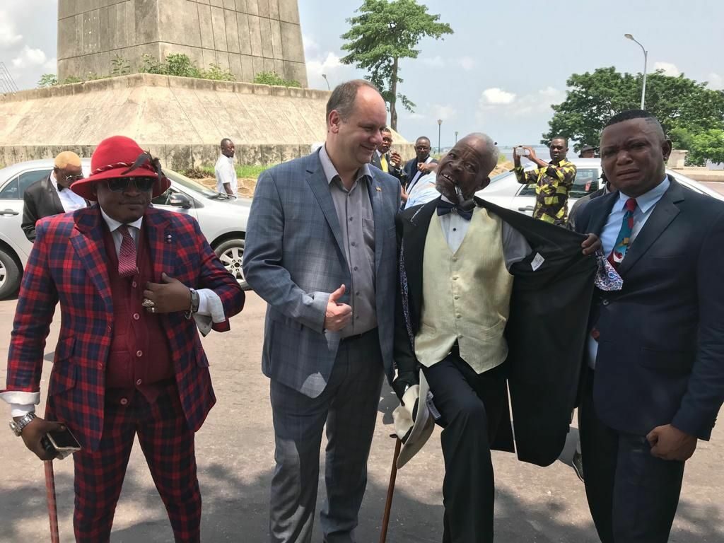 Dirk Hilbert in Brazzaville mit Vertretern der Sapeur Bewegung