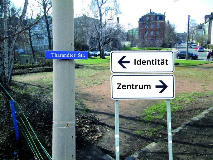 Löbtau Rathausplatz, Wegweiser mit Pfeil nach links Identität, mit Pfeil nach rechts Zentrum