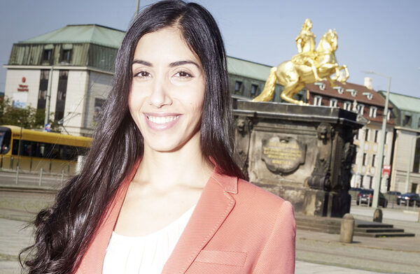 Hiba Omari, im Hintergrund der Goldene Reiter