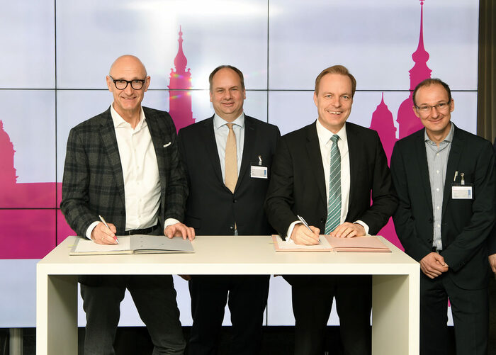 v.l.: Timotheus Höttges (Vorstandsvorsitzender der Telekom), OB Dirk Hilbert, Dr. Frank Brinkmann (DREWAG-Geschäftsführer), Dr. Robert Franke (Amtsleiter Wirtschaftsförderung)