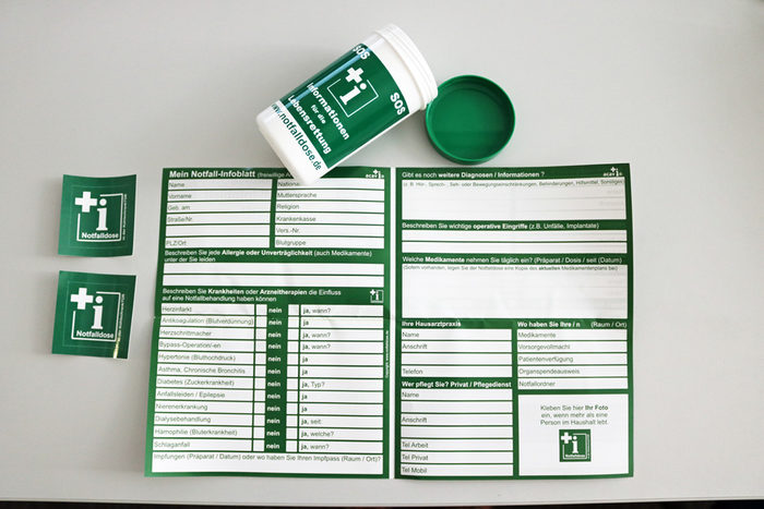 grün-weiße Dose, grüne Aufkleber und ausfüllbares Formular