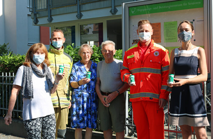 Johanna Schroth, Vertreter der Feuerwehr, Ehepaar Gründel, Vertreter des Rettungsdienstes und Sozialbürgermeisterin Dr. Kristin Klaudia Kaufmann