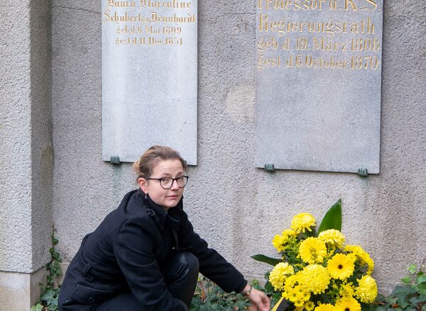 Zweite Bürgermeisterin Annekatrin Klepsch am Grab von Johann Andreas Schubert