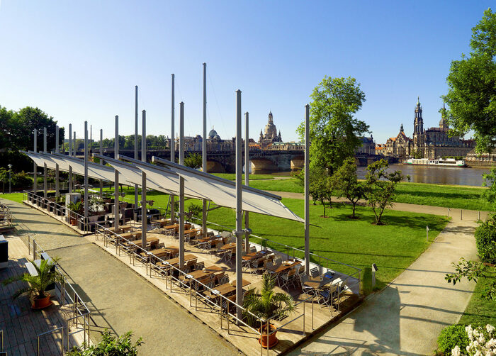 Der Biergarten Elbsegler im Bilderberg Bellevue Dresden mit Blick auf Dresdens Altstadtsilhouette