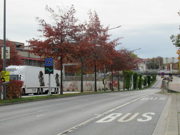 Straße, auf der linken Seite ist die Anzeige mit der empfohlenen Geschwindigkeit zu sehen
