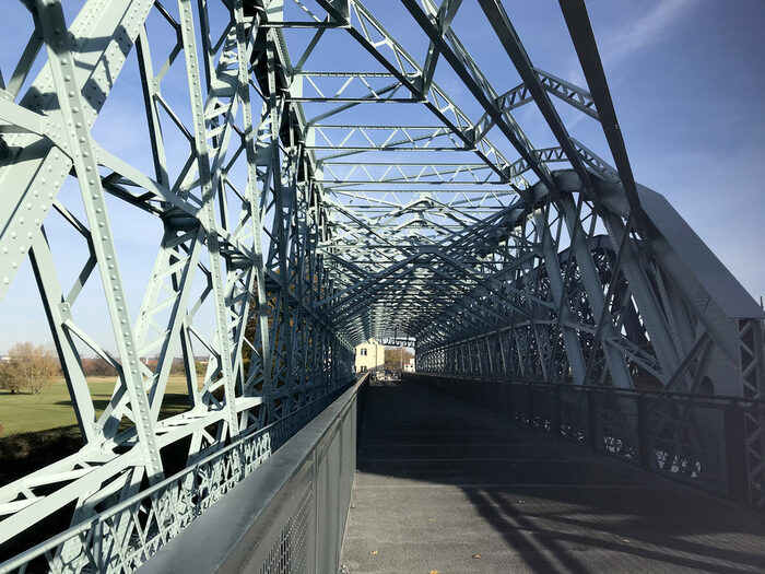 Brücke mit Stahlkonstruktion