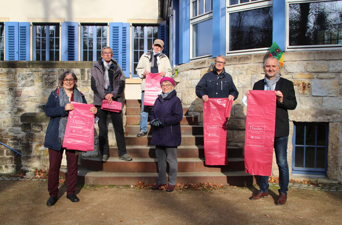 Foto von Umweltbürgermeisterin Eva Jähnigen und Stadtbezirksamtsleiter Christian Wintrich, die sich bei Mitgliedern des Vereins Bürgerschaft Hellerau e. V. bedanken.