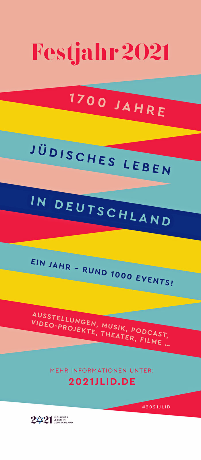 Flagge mit bunten Querstreifen mit dem Text zum Festjahr 2021 "1700 Jahre Jüdisches Leben in Deutschland"
