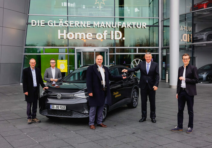 Foto von der Übergabe des neuen Dienstfahrzeugs der Marke VW an Oberbürgermeister Dirk Hilbert