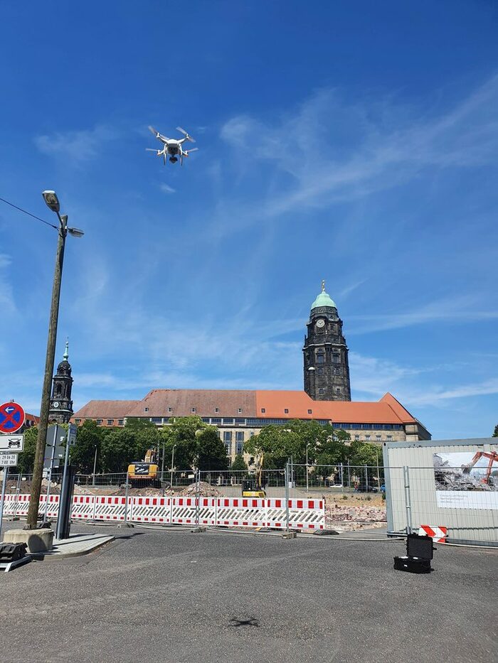 Eine Drohne steigt auf dem Ferdinandplatz auf, im Hintergrund ist das Neue Rathaus zu sehen