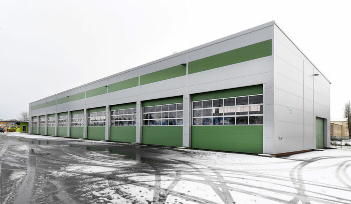 flache langgezogene Halle