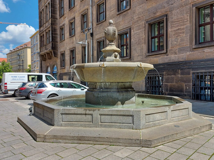 Brunnen im Sommer vorm Rathaus