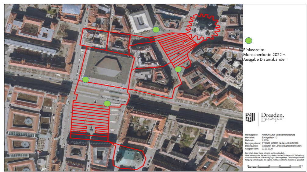 Kartenausschnitt der Innenstadt von Dresden. Mit roten Linien ist der Verlauf der Menschenkette zum 13. Februar eingezeichnet, grüne Punkte zeigen Einlasszelte für die Menschenkette an.