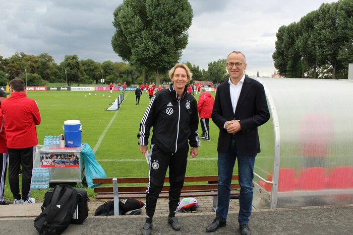 Sportbürgermeister Lames und Trainerin der DFB-Frauen Martina Voss-Tecklenburg im Ostrapark