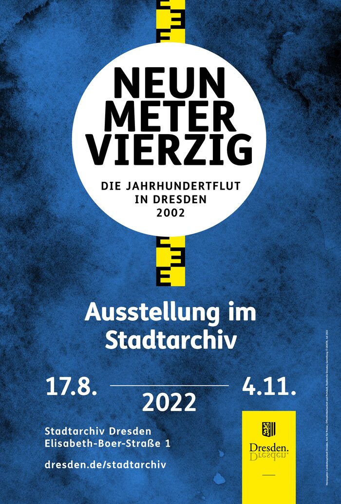 Plakat zur aktuellen Ausstellung im Stadtarchiv: Blauer Grund mit einem gelb-schwarzen Maßstab und dem Titel der Ausstellung