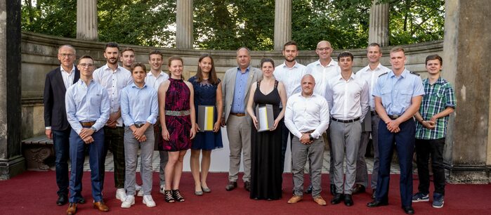 Auszeichnung der Sportler, zu sehen sind junge Menschen sowie der Sport- und Oberbürgermeister auf dem Schloss Albrechtsberg