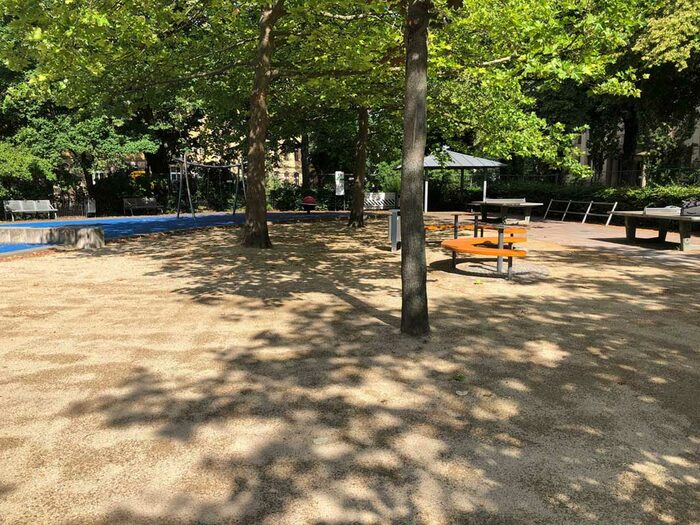 Spielplatz mit Spielgeräten und Bäumen