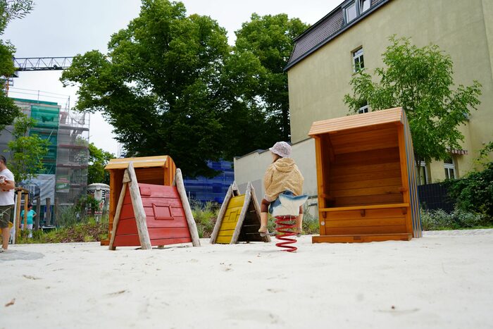 Blick auf den Spielplatz mit Sand und Strandkörben