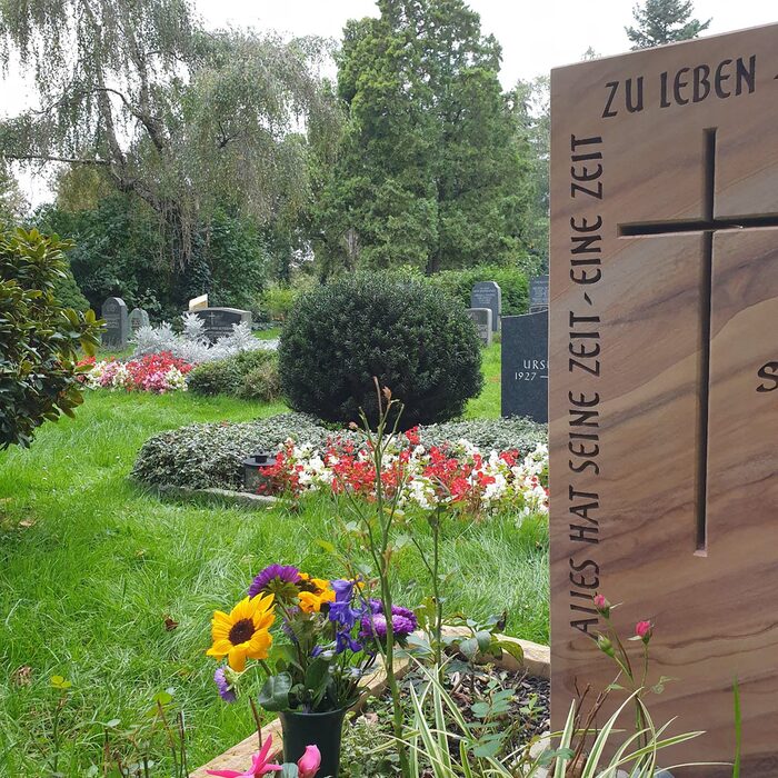 Auf dem Striesener Friedhof im Vordergrund ein Grabstein