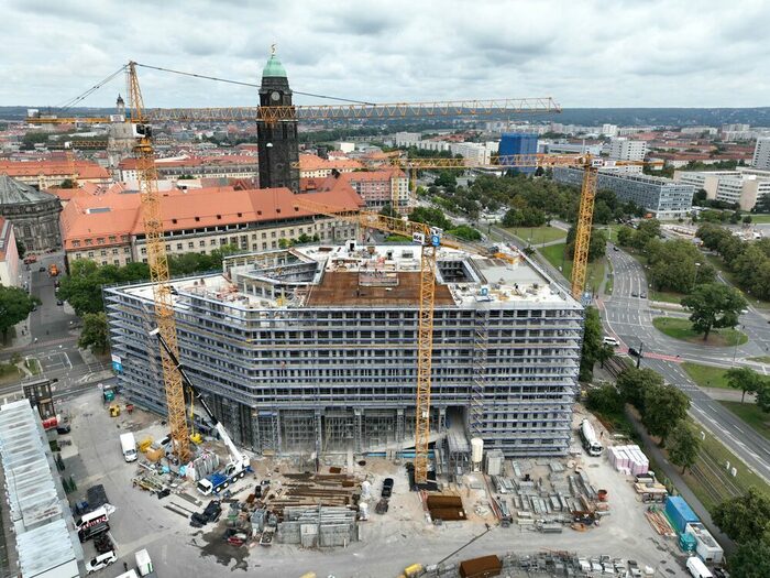 Das Bild zeigt das Stadtforum Dresden während der Bauphase aus der Vogelperspektive, der Rohbau ist fast abgeschlossen.