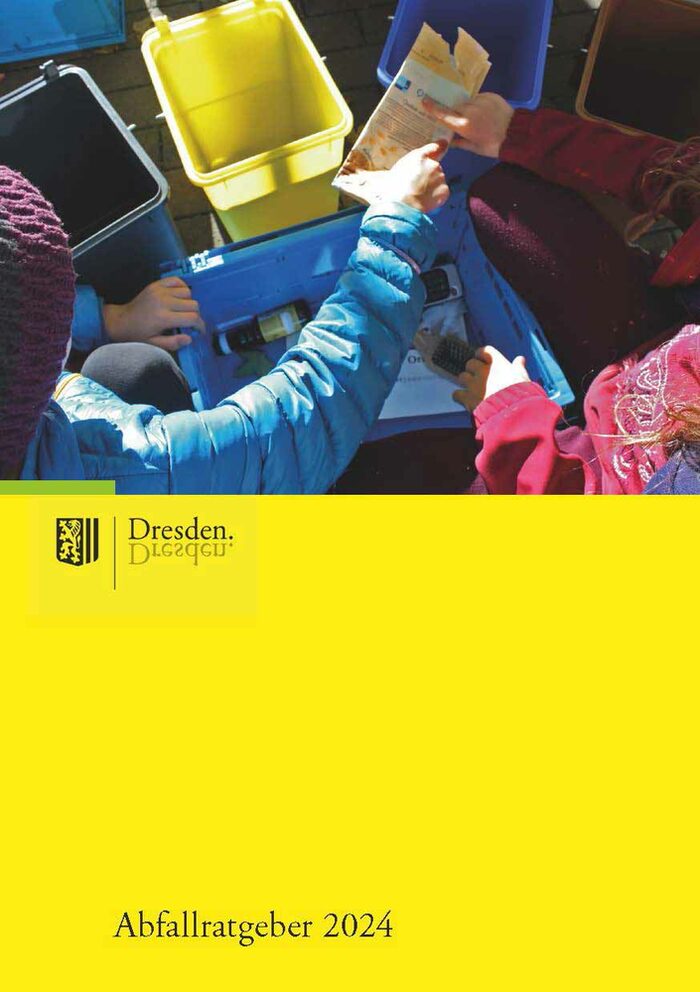 Titelblatt einer Broschüre mit dem Bild von Kinderhänden, die eine Verpackung halten und in Mülltonnen einsortieren, darunter steht Abfallratgeber 2024