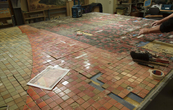 Mosaiksteine auf einem Tisch