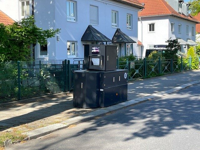 Foto eines Blitzeranhängers auf einer Straße