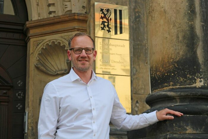 Portrait von Lars Fiebig vor dem Stadtbezirksamt Plauen