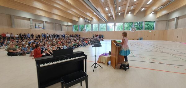 Blick in das Publikum bestehend aus Schülern, Lehrern und Gästen