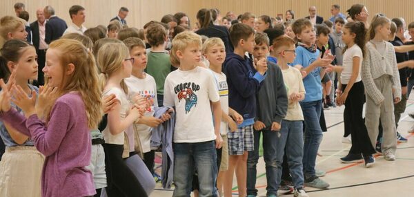 Begeisterte Schülerinnen und Schüler klatschen