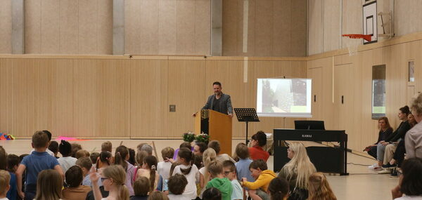 Der Schulleiter hält seine Dankesrede vor dem Publikum