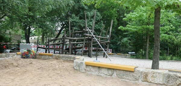 Ebenfalls neugestaltete Außenanlage mit Klettergerüst aus Holz